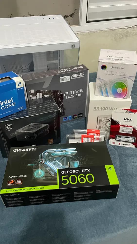 Peças de PC nas caixas, com placa de vídeo RTX 5060, gabinete e cooler