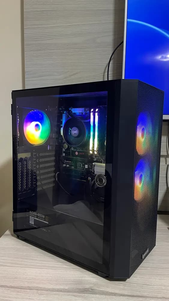 Gabinete de PC na mesa, lateral de vidro e coolers RGB acesos