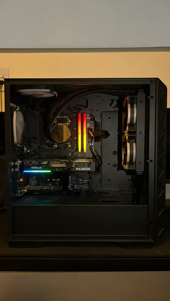 Gabinete de PC aberto, com placa de vídeo e memórias RGB acesas